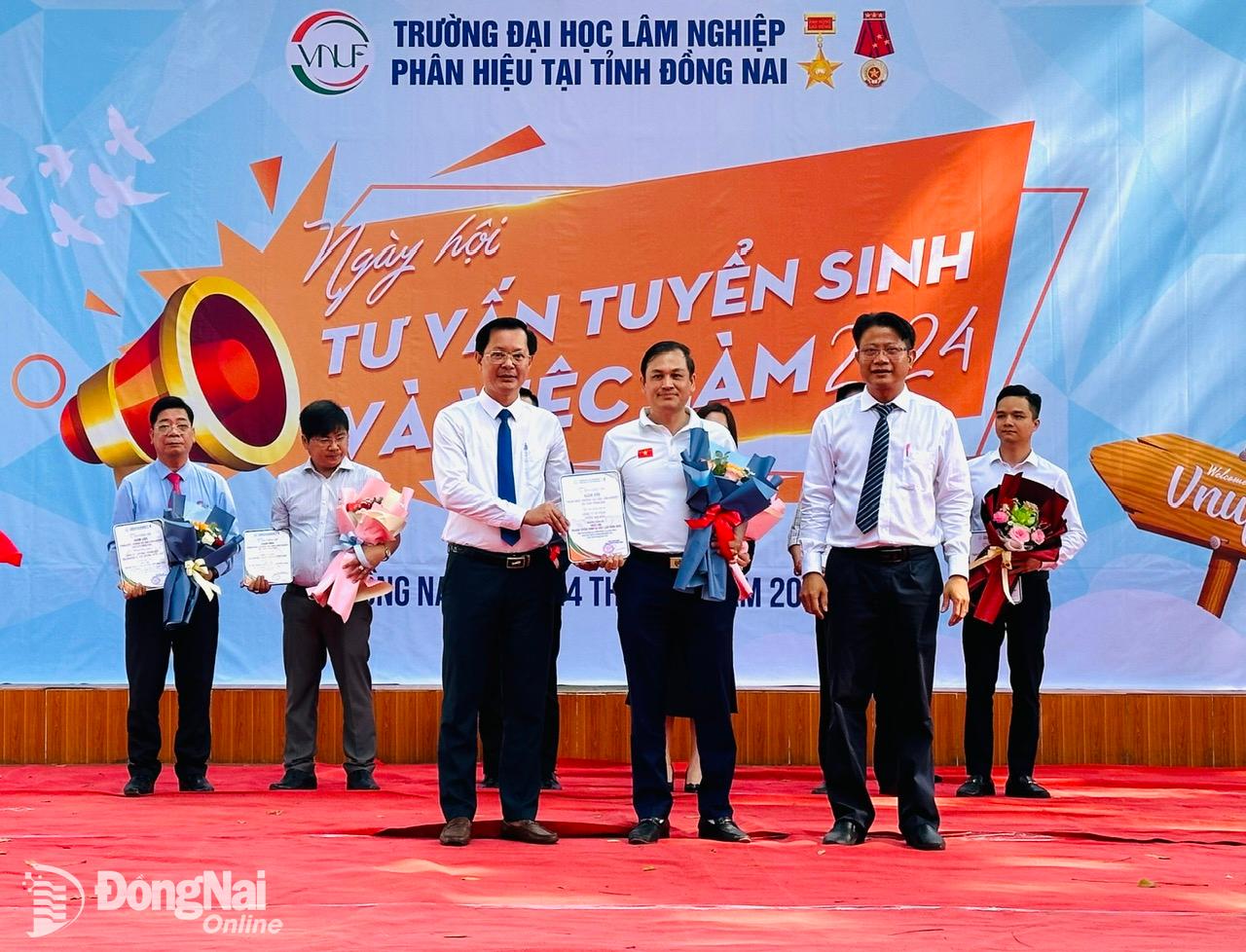 Ban giám hiệu Phân hiệu Trường đại học Lâm nghiệp tại Đồng Nai tri ân các doanh nghiệp tài trợ học bổng cho sinh viên nhà trường. Ảnh: Công Nghĩa