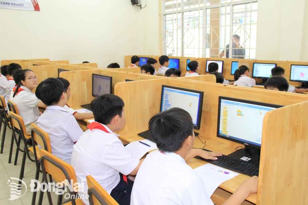 Thí sinh bảng A khối tiểu học thi kỹ năng lập trình. Ảnh: Nga Sơn