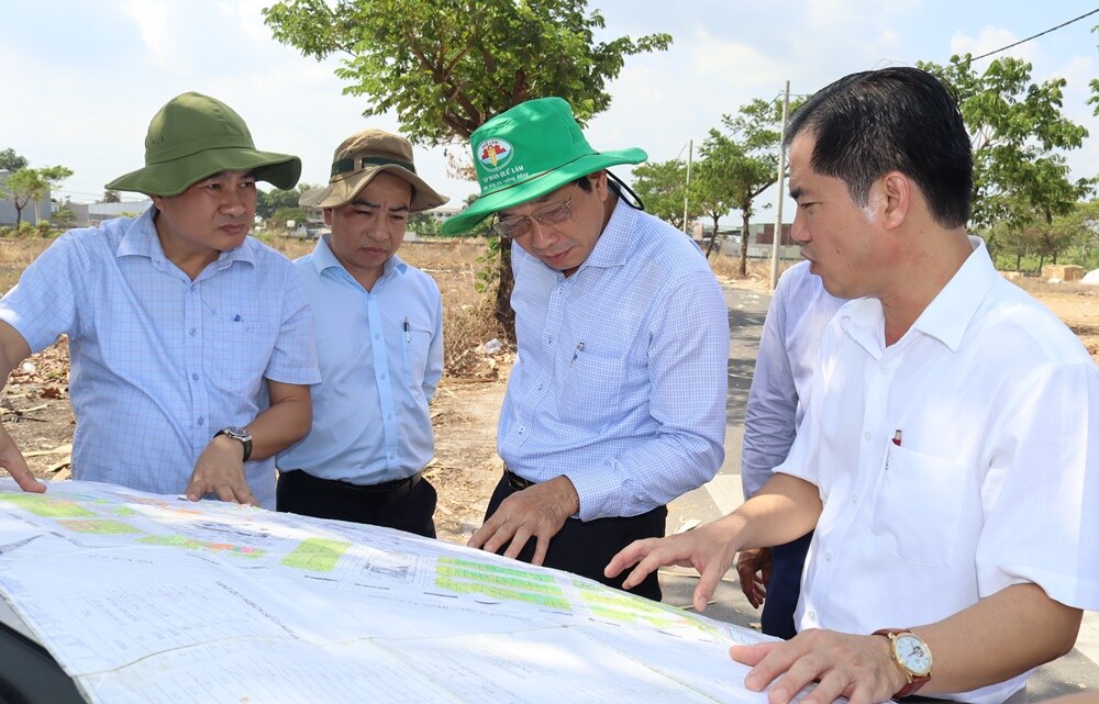 Phó chủ tịch UBND tỉnh Võ Văn Phi khảo sát Khu tái định cư Bình Minh tại huyện Trảng Bom. Anh: Hoàng Lộc