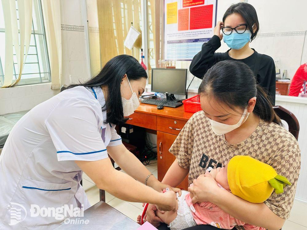 Tiêm vaccine phòng bệnh cho trẻ em tại Trung tâm Kiểm soát bệnh tật tỉnh. Ảnh: H.Dung