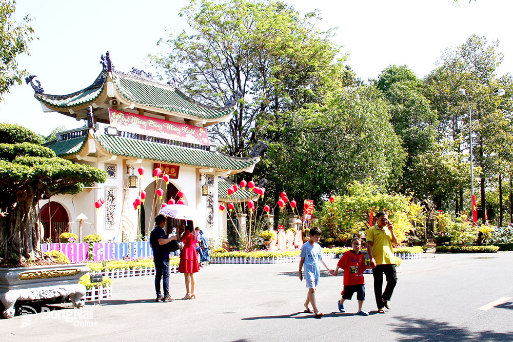 Dự kiến ngày 23-4-2024, di tích Văn miếu Trấn Biên hoàn thành việc tu bổ và phục vụ khách tham quan. Trong ảnh: Người dân đến tham quan Văn miếu Trấn Biên dịp Tết Giáp Thìn 2024. Ảnh: Huy Nguyễn