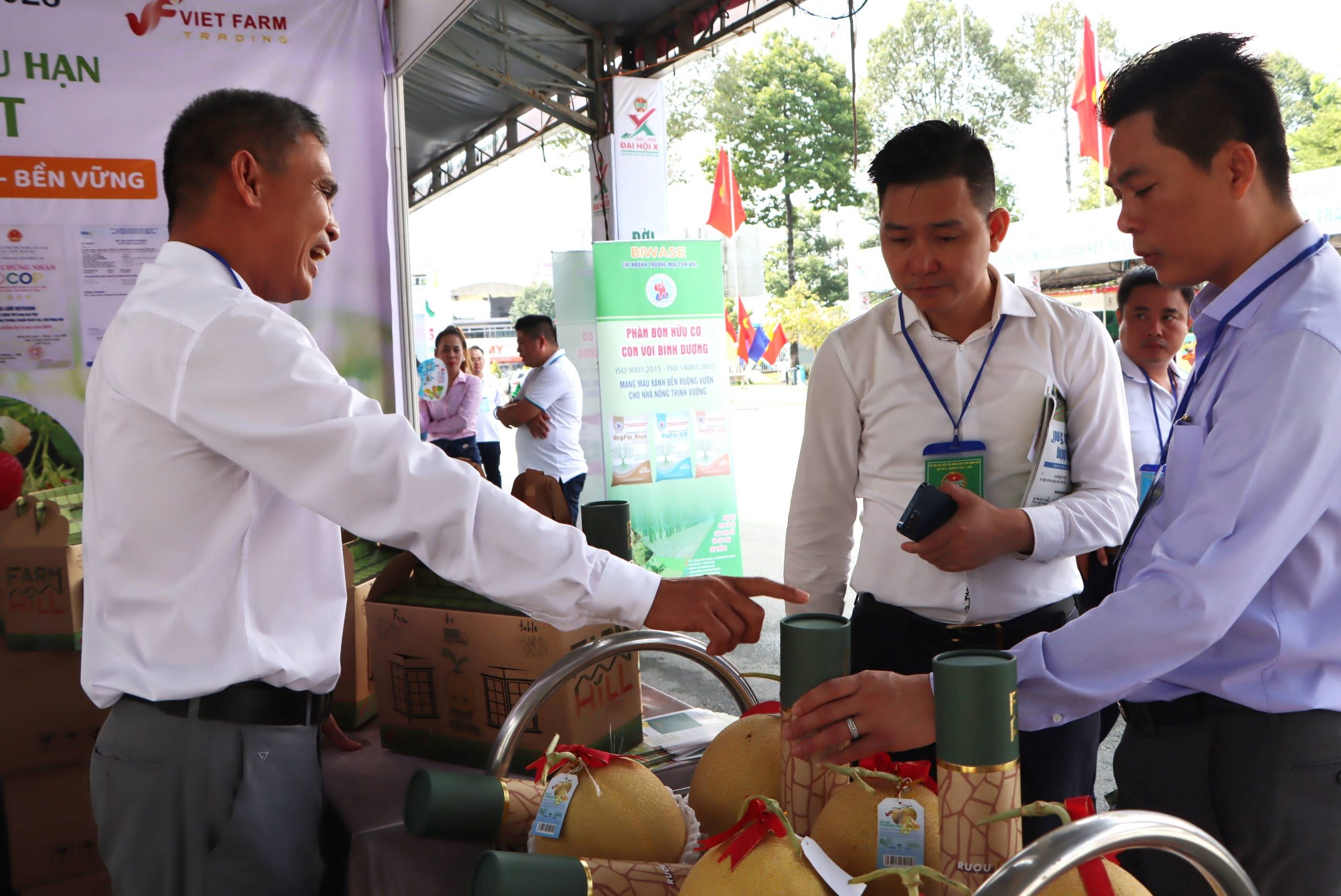 Người dân, doanh nghiệp tìm hiểu các sản phẩm của Công ty TNHH trang trại Việt, xã Xuân Trường. Ảnh: Thanh Cảnh