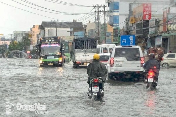 Mưa lớn chiều 7-5 gây ngập nhiều điểm tại Biên Hòa
