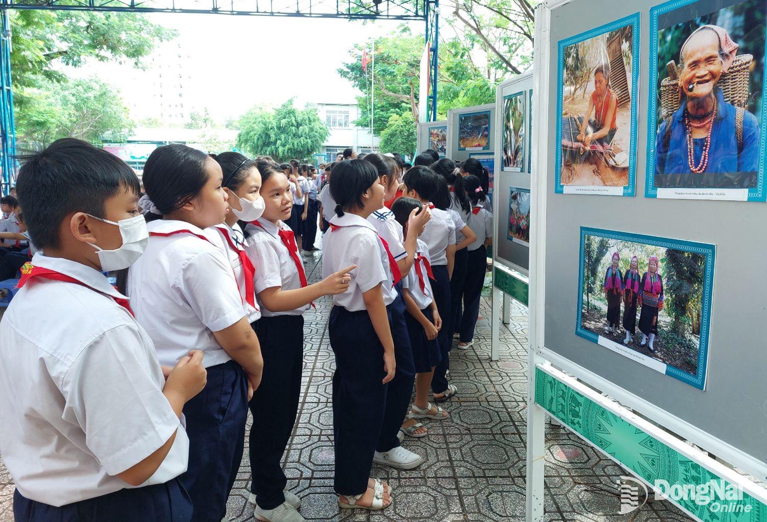 Các em học sinh Trường tiểu học Lê Văn Tám tham quan triển lãm. Ảnh: My Ny