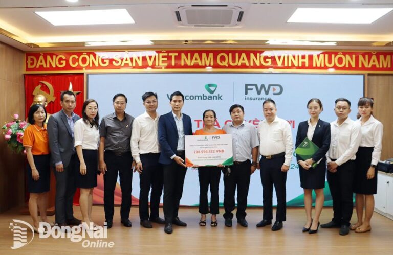 Vietcombank Đông Đồng Nai phối hợp cùng FWD Việt Nam chi trả quyền lợi bảo hiểm cho khách hàng ở Trảng Bom