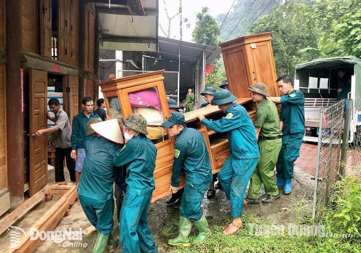 Lực lượng vũ trang cùng Dân quân tự vệ huyện Lâm Bình (tỉnh Tuyên Quang) giúp dân di dời tài sản do bão lũ gây ra. Ảnh: Báo Tuyên Quang