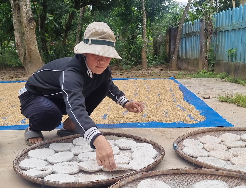 Chị Yet phơi những bánh men rượu ghè được làm từ vỏ cây rừng. Ảnh: H.P