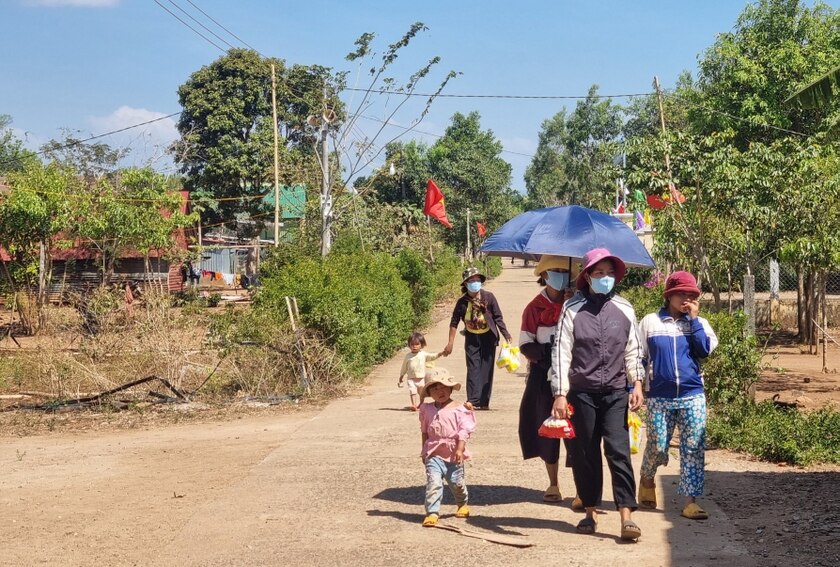 Các tuyến đường làng Đak Dwe được bê tông hóa khang trang, sạch đẹp. Ảnh: K.P