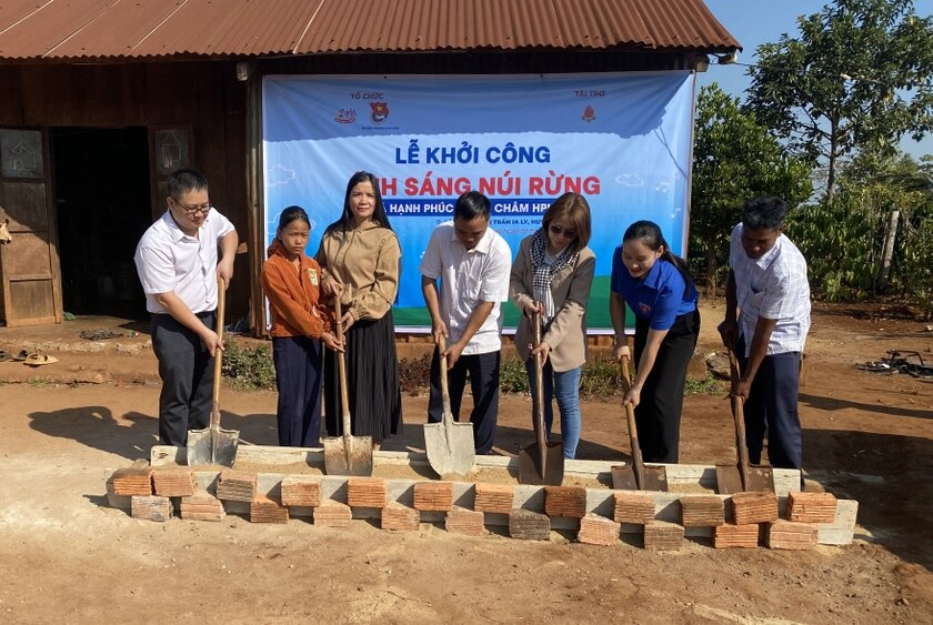 Huyện Đoàn Chư Păh khởi công xây dựng Ngôi nhà hạnh phúc cho em Rơ Châm Hphung ở làng Mun, thị trấn Ia Ly. Ảnh: Hà Đức Thành