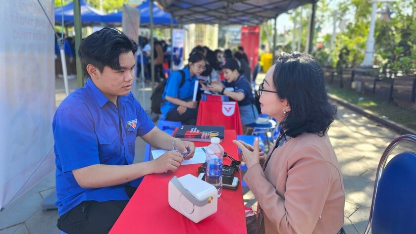 Học sinh TP. Pleiku được tư vấn về các ngành học tại Trường Đại học Văn Lang. Ảnh: P.L