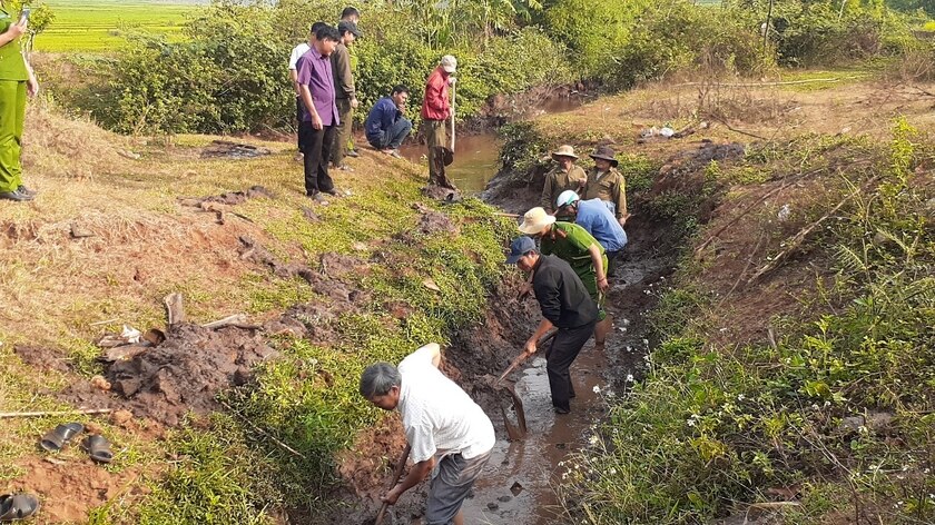 Cán bộ, đoàn viên thanh niên và người dân tham gia nạo vét kênh mương tại cánh đồng làng Nhă, xã Ia Blang, huyện Chư Sê. Ảnh: Hoàng Viên