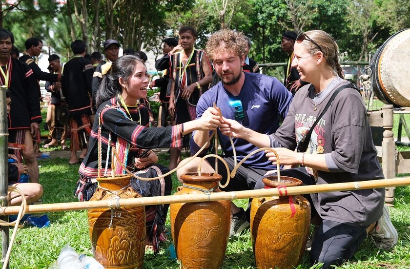 Du khách quốc tế thưởng thức rượu cần tại Festival Văn hóa cồng chiêng. Ảnh: H.N