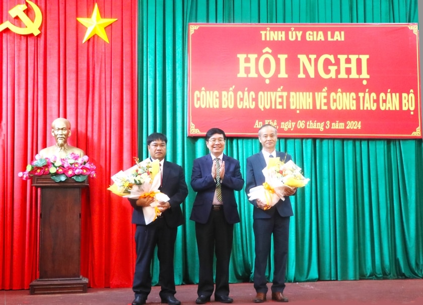 Đồng chí Huỳnh Quang Thái (đứng giữa)-Ủy viên Ban Thường vụ Tỉnh ủy, Trưởng ban Tổ chức Tỉnh ủy tặng hoa chúc mừng tân Phó Bí thư Thường trực Thị ủy, Chủ tịch HĐND thị xã An Khê Nguyễn Hùng Vỹ (bìa phải), tân Chủ tịch UBND thị xã An Khê Đinh Văn Cương. Ảnh: Ngọc Minh