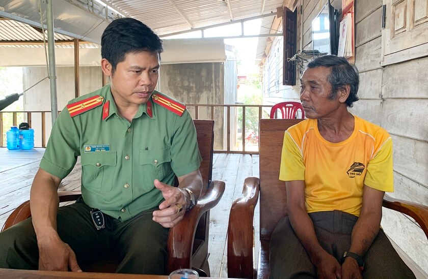 Cán bộ Công an huyện Krông Pa tuyên truyền cho ông Ksor Nhung (bìa phải, buôn Ia Klon, xã Ia Rmok) về hành vi sai trái của “Tin lành Đê ga”. Ảnh: R.H