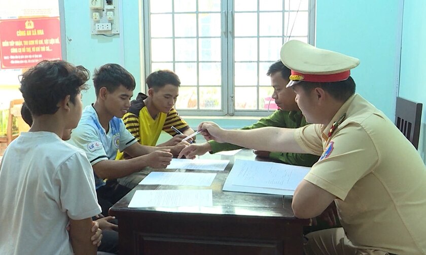 Cán bộ Công an huyện Mang Yang gọi hỏi, răn đe thanh-thiếu niên người DTTS thường xuyên vi phạm trật tự an toàn giao thông. Ảnh: T.D