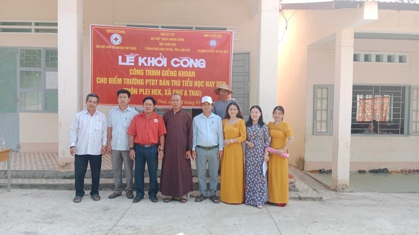 Các đại biểu tham gia lễ khởi công giếng khoan cho điểm trường tiểu học thôn Plei Hek, xã Chư A Thai. Ảnh: Hồng Ngọc