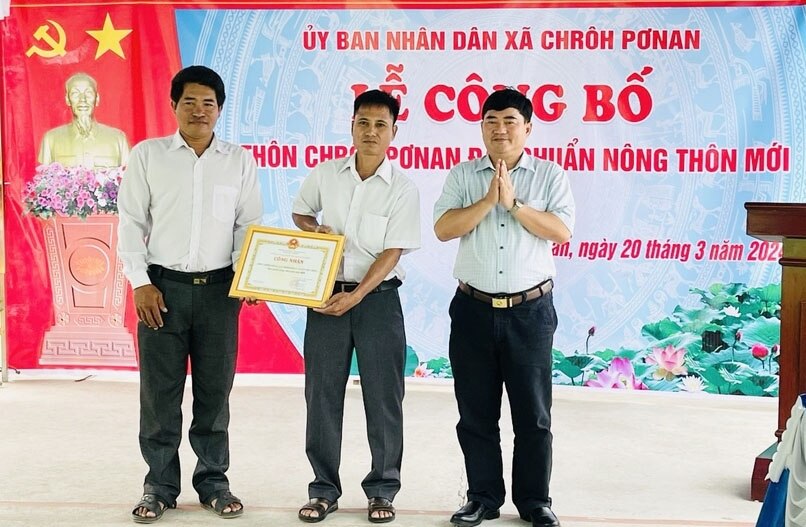 Nguyễn Anh Tuấn đã trao quyết định công nhận đạt chuẩn NTM năm 2023 cho cán bộ và Nhân dân thôn Chrôh Pơnan. Ảnh: Vũ Chi