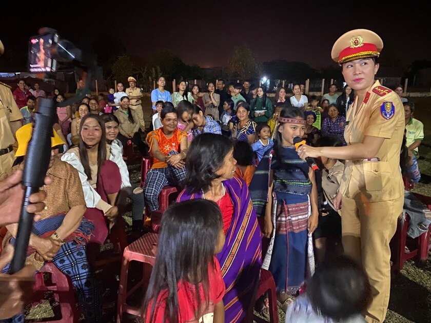 Phòng Cảnh sát Giao thông-Công an tỉnh phối hợp Công an huyện Đak Pơ tuyên truyền về đảm bảo trật tự an toàn giao thông, phòng-chống tác hại của rượu bia cho người dân thị trấn Đak Pơ. Ảnh: Lan Anh