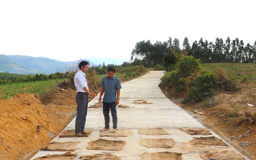 Một phần tuyến đường vào khu sản xuất của làng Brang Đak Kliết vừa được xã Ya Hội đầu tư đổ bê tông giúp người dân đi làm, vận chuyển nông sản thuận lợi hơn. Ảnh: N.M