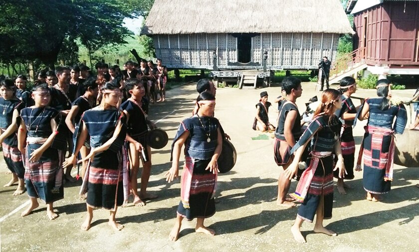 Làng Mơ Hra-Đáp (xã Kông Lơng Khơng, huyện Kbang) duy trì các lễ hội truyền thống để phục vụ khách du lịch. Ảnh: Minh Ngân