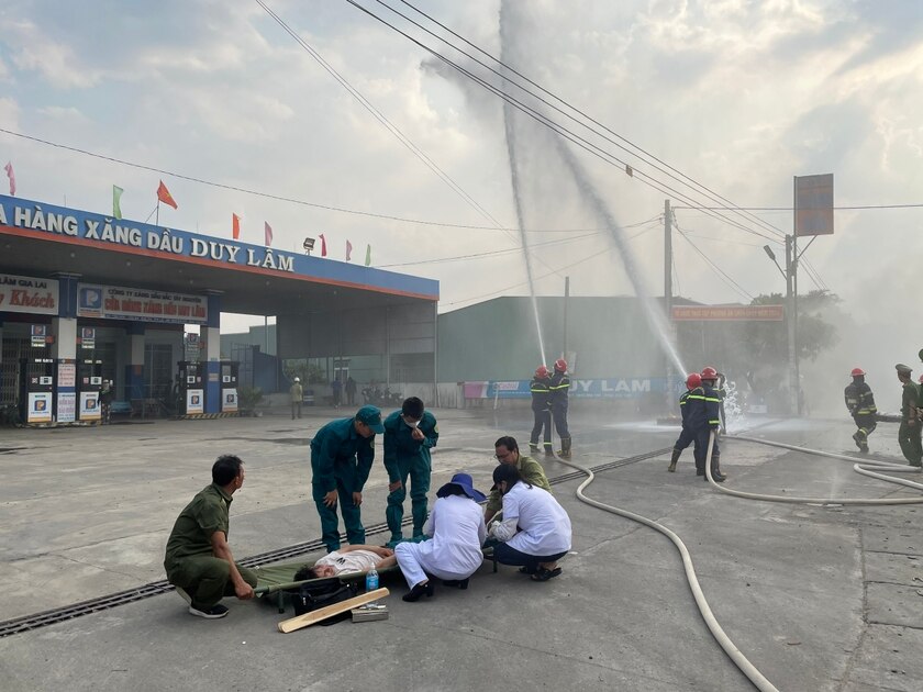 Các lực lượng thực tập phương án cứu hộ cứu nạn. Ảnh: Tuyết Mai