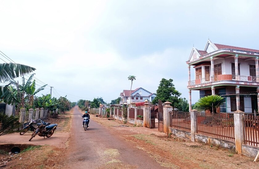 Bộ mặt nông thôn xã Bar Măih ngày càng khang trang, sạch đẹp. Ảnh: Q.T