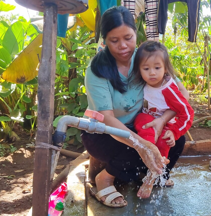 Chị Rơ Châm Khuk (làng Mrông Ngó 3, xã Ia Ka) sử dụng nước sinh hoạt đựng trong bồn chứa do Nhà nước hỗ trợ. Ảnh: K.P