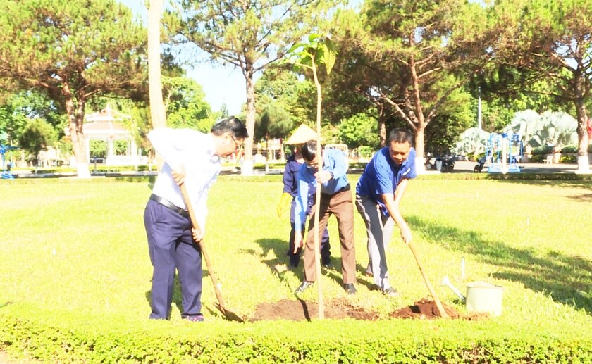 Ngay sau lễ phát động, các đại biểu đã trồng 25 cây xanh trong khuôn viên Công viên huyện. Ảnh: K.P