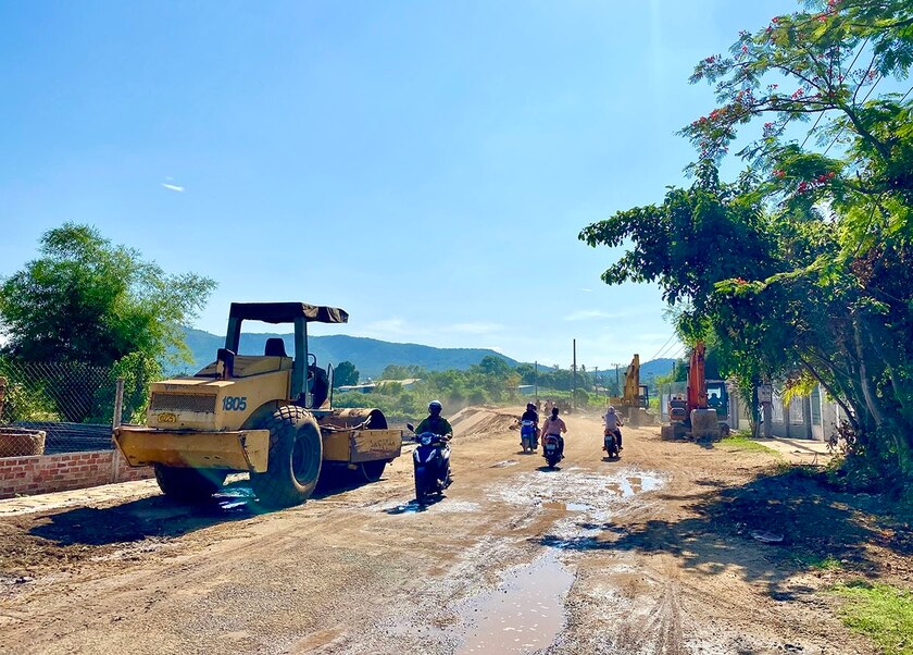 Thi công đường Đào Duy Từ (xã Tân Sơn, TP. Pleiku). Ảnh: H.D