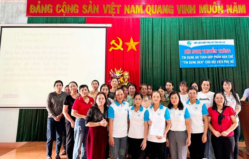 Ra mắt CLB “phụ nữ nói không với tín dụng đen” xã Ia Hrung. Ảnh: Minh Thoan