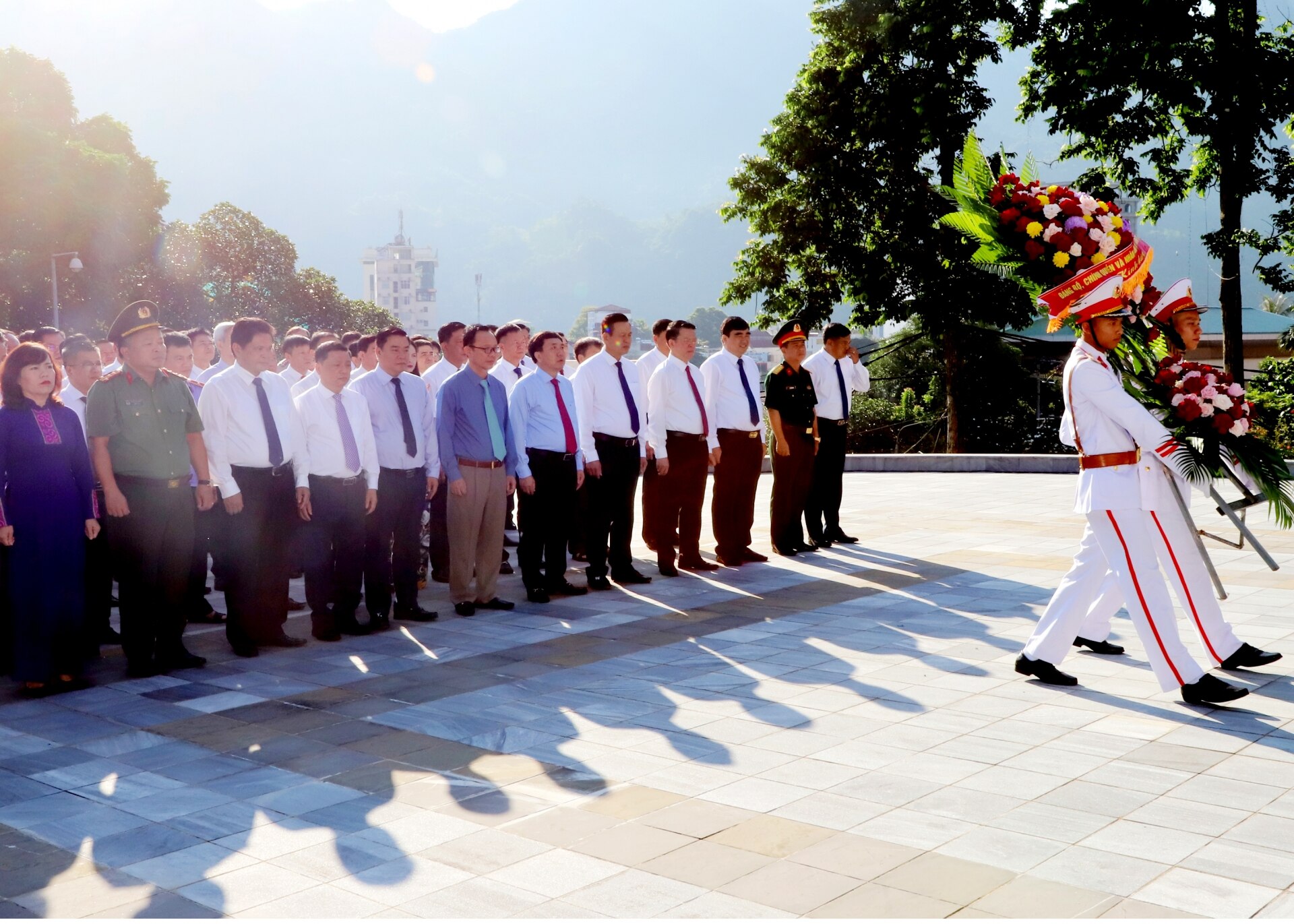 Các đồng chí lãnh đạo tỉnh và các đại biểu dâng hoa Chủ tịch Hồ Chí Minh.
