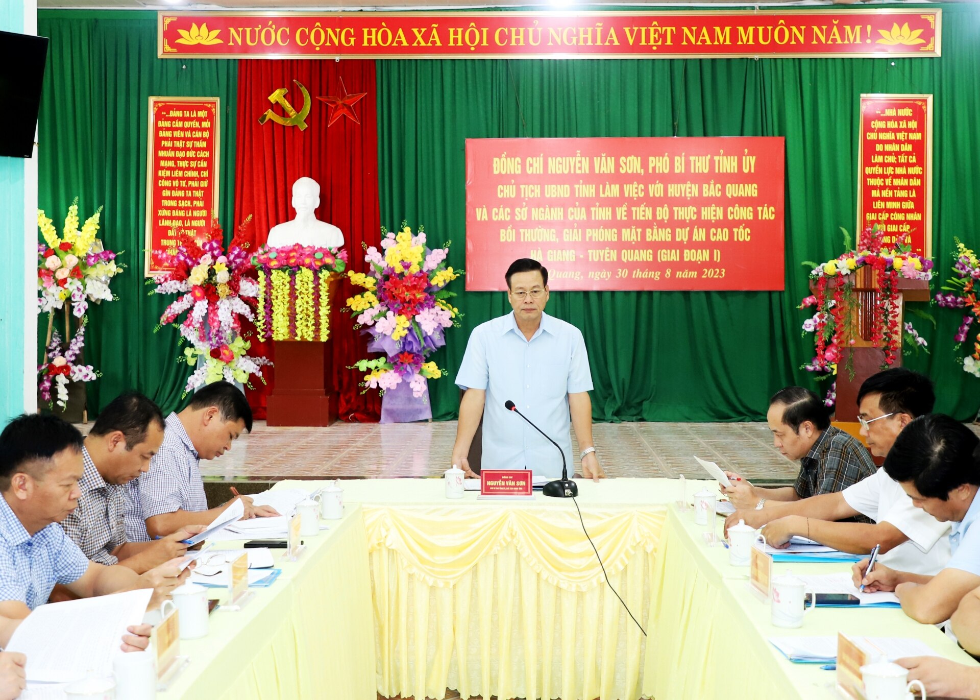 Quang cảnh buổi làm việc.