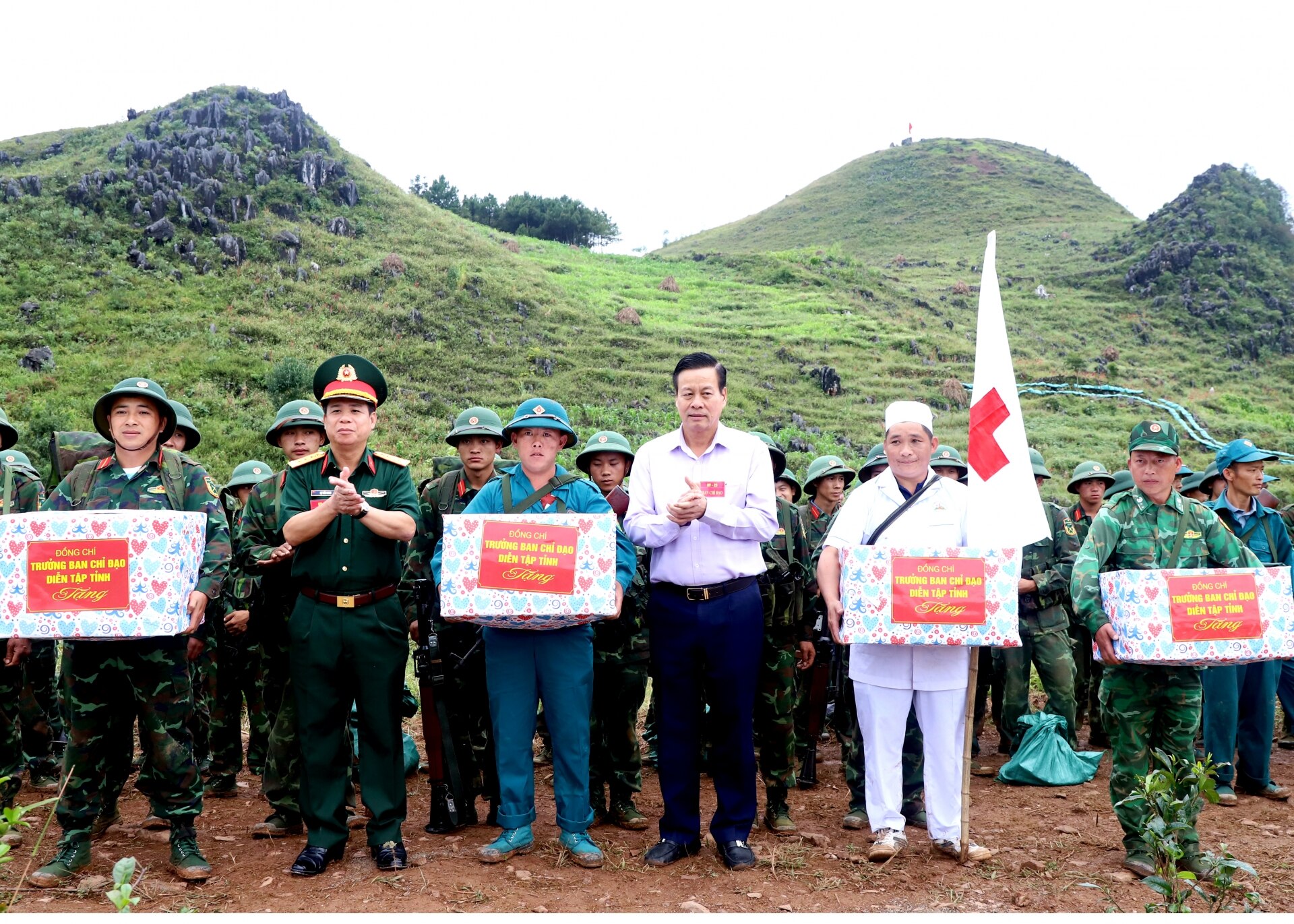 Phó Bí thư Tỉnh ủy, Chủ tịch UBND tỉnh Nguyễn Văn Sơn và Đại tá Lại Tiến Giang, Chỉ huy trưởng Bộ Chỉ huy Quân sự tỉnh tặng quà các lực lượng tham gia diễn tập thực binh.
