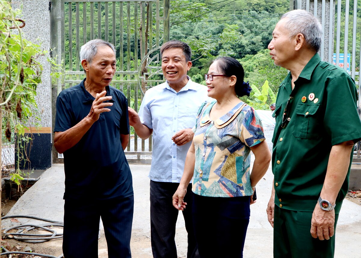 Hội Nạn nhân chất độc da cam/dioxin thành phố thăm mô hình kinh tế của ông Lê Đình Cựng (người đầu tiên bên trái)
