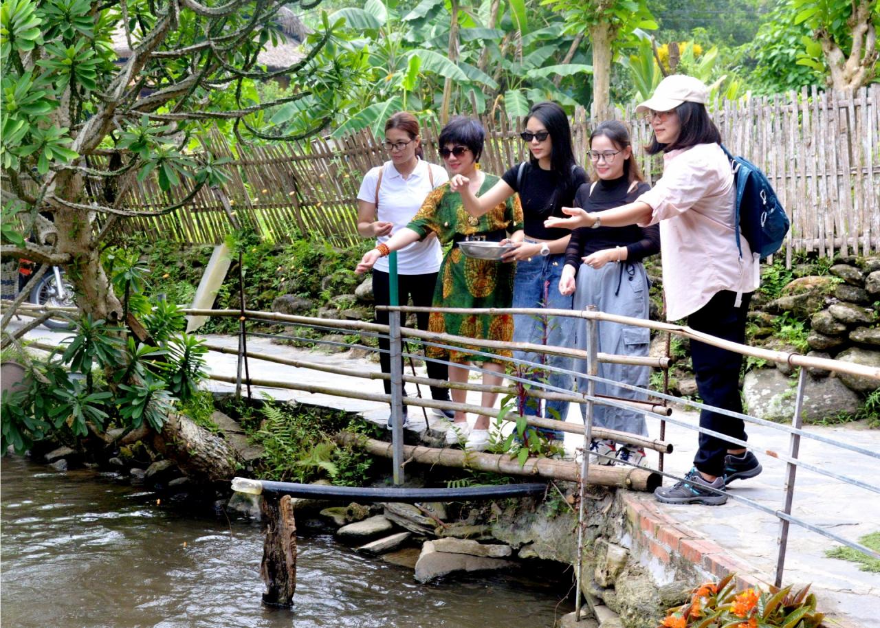 Du khách tham quan homestay của ông Nguyễn Văn Cậy tại Làng Văn hóa du lịch cộng đồng thôn Tha, xã Phương Độ (thành phố Hà Giang).