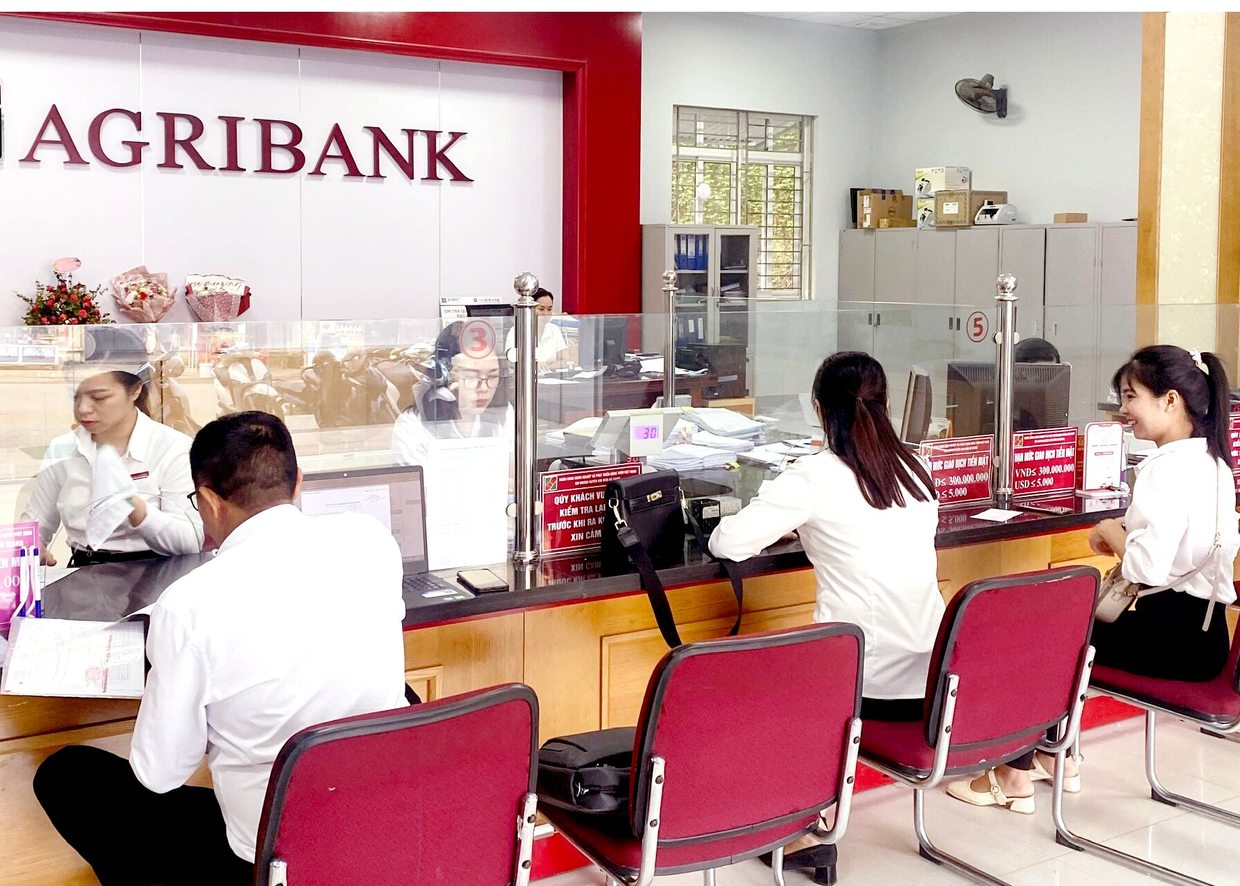 Giải ngân nguồn vốn tại Agribank Xín Mần. 
