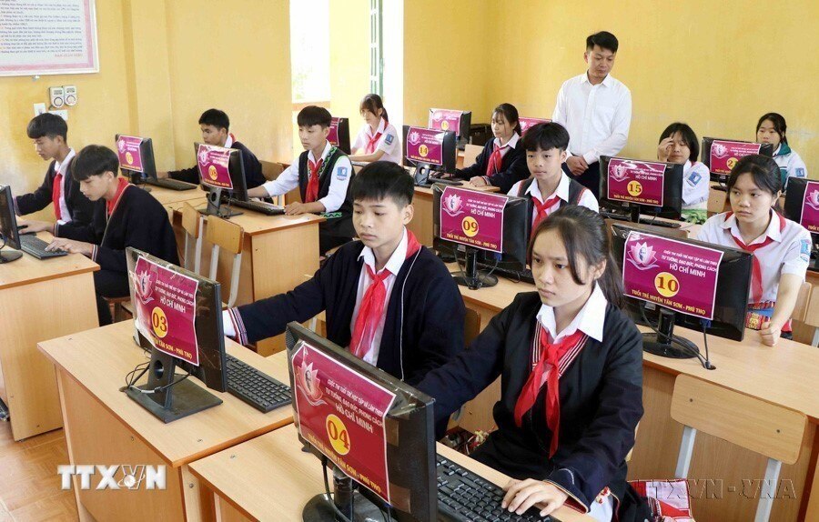 Giờ học tin học của học sinh Trường phổ thông Dân tộc nội trú Trung học cơ sở huyện Tân Sơn, tỉnh Phú Thọ. (Ảnh: Trung Kiên/TTXVN)