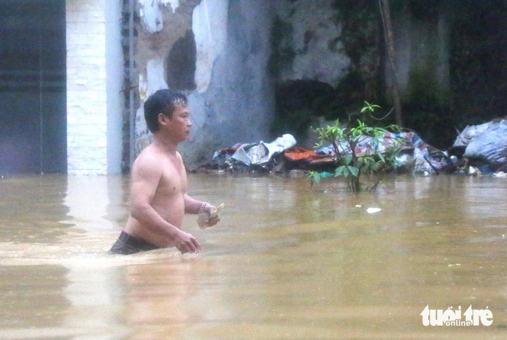 Lũ sông Hồng lên cao, dân Hà Nội đi xuồng, vịt bơi ngoài đường - Ảnh 6.