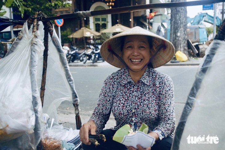Bà chủ gánh xôi gà cô Lệ với nụ cười hào sảng đậm chất Sài Gòn
