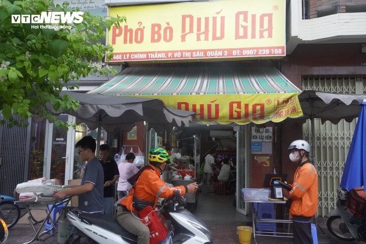 Phở bò Phú Gia luôn tấp nập khách, doanh thu tăng nhẹ sau khi được Michelin đề xuất.