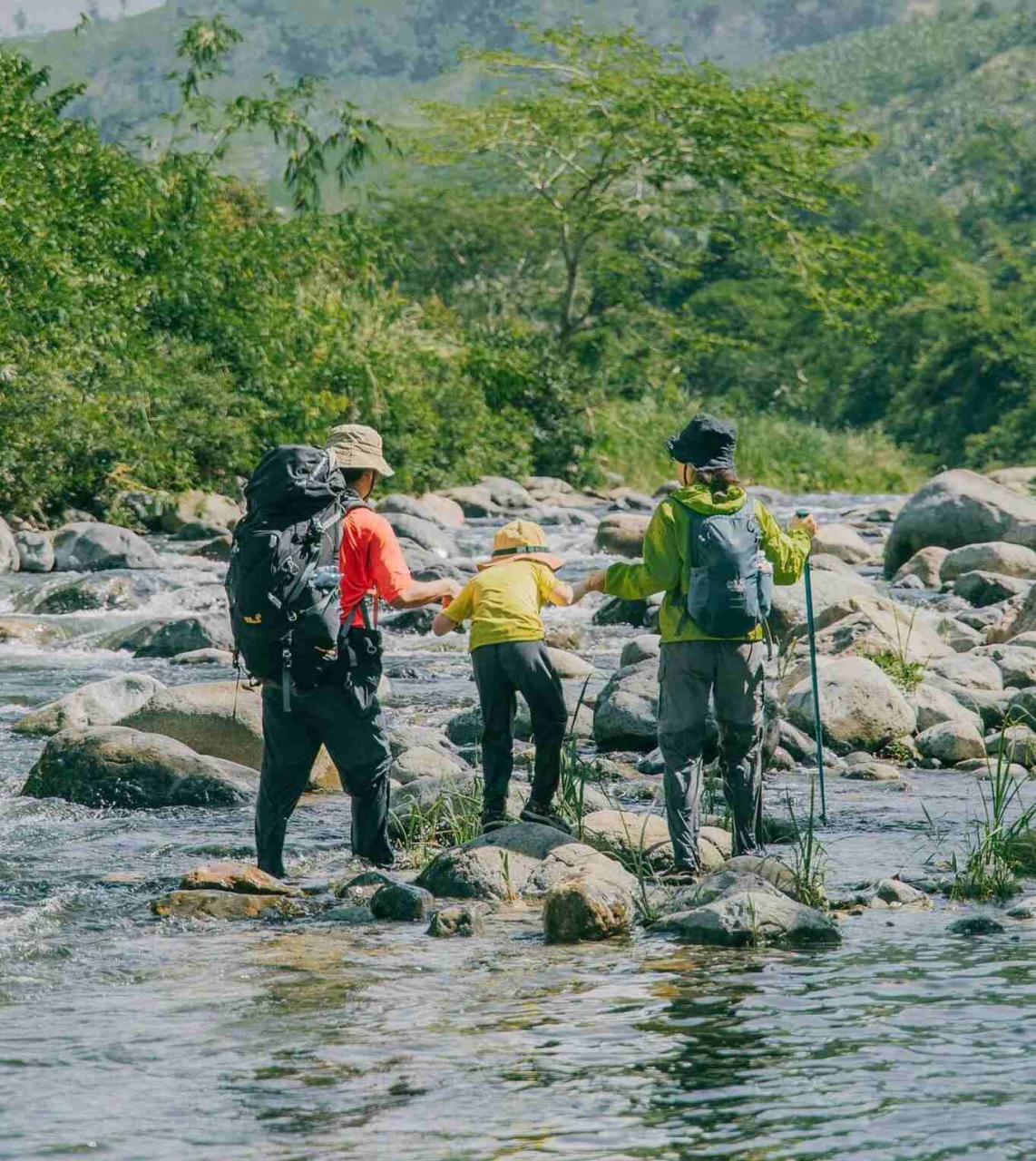 Cung đường trekking dài 20km là hành trình men dọc theo dòng suối lên đồi cao khoảng 1000m. Đây là dòng suối ranh giới giữa Ninh Thuận và Khánh Hòa. Dòng nước trong veo, thấy được những viên đá cuội và đàn cá tung tăng bơi lội.