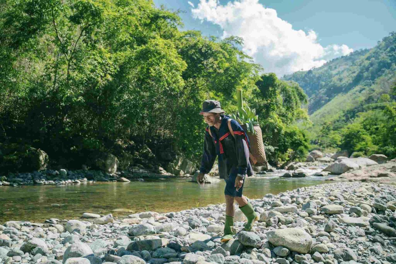 Trên đường trekking, đoàn của anh Hiếu gặp một vài đồng bào thiểu số. Đây là quê hương của người dân tộc Raglai, quê hương của đàn Chapi,  nguồn cảm hứng để nhạc sỹ Y Moan chắp bút cho lời hát “Ai yêu rừng xanh, yêu tự do thì lên núi nghe đàn Chapi”. 