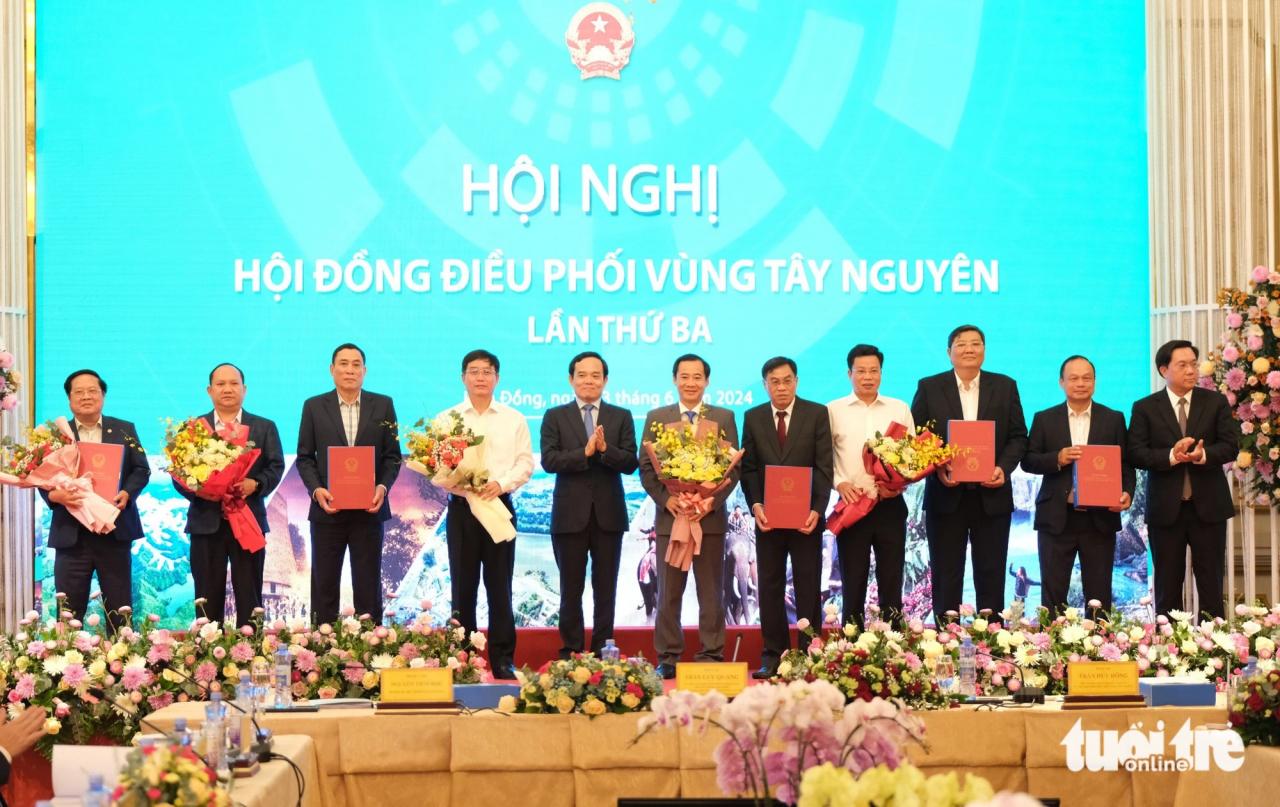 Phó thủ tướng Trần Lưu Quang (thứ 5 từ trái qua) trao quyết định phê duyệt quy hoạch vùng Tây Nguyên cho lãnh đạo các tỉnh Tây Nguyên - Ảnh: M.V