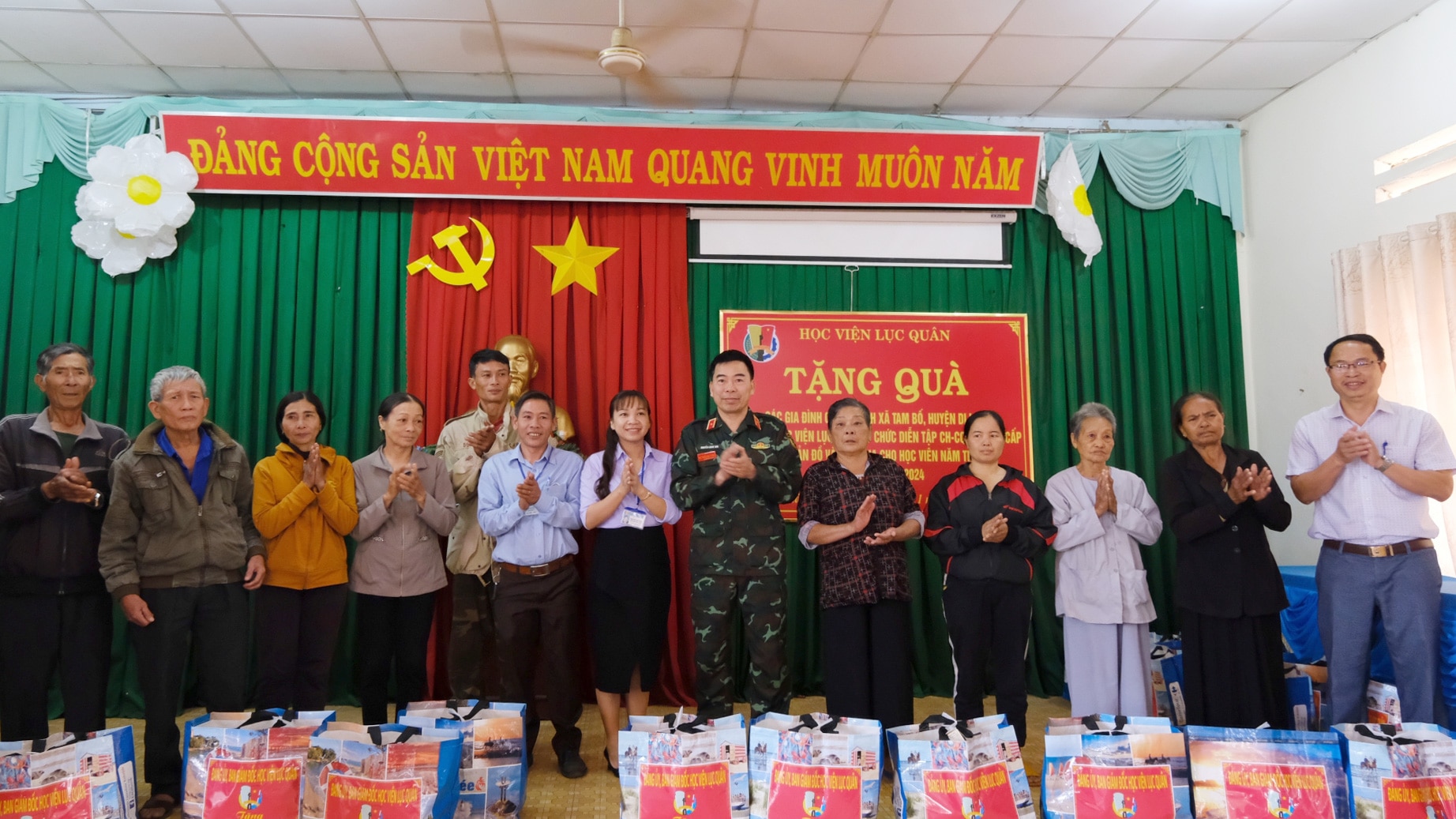 Thủ trưởng Học viện Lục quân và đại diện lãnh đạo địa phương tặng quà các gia đình chính sách