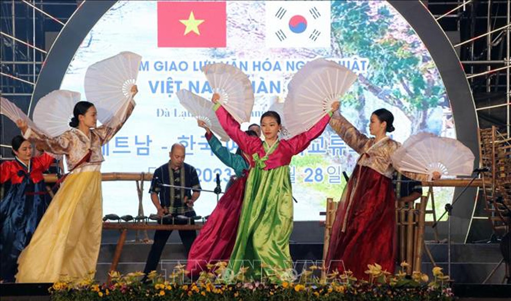 Các diễn viên Việt Nam trong trang phục truyền thống của Hàn Quốc biểu diễn dưới nền nhạc Tây Nguyên