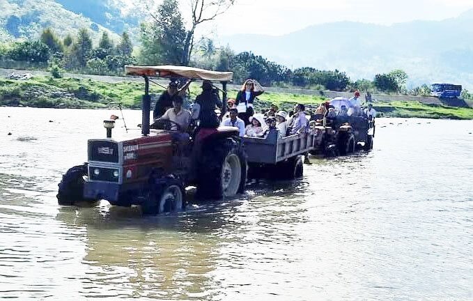 Người dân hãy lựa chọn combo du lịch tại các công ty uy tín để không mất tiền oan. Trong ảnh: Du khách tham quan một khu du lịch ở tỉnh Ninh Thuận.