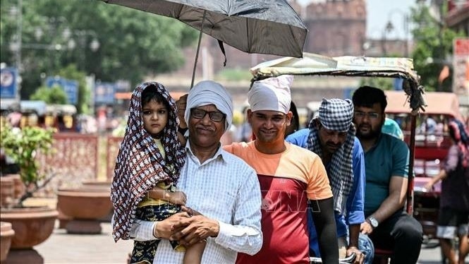 Người dân che ô tránh nắng nóng tại New Delhi, Ấn Độ, ngày 21/5/2024.