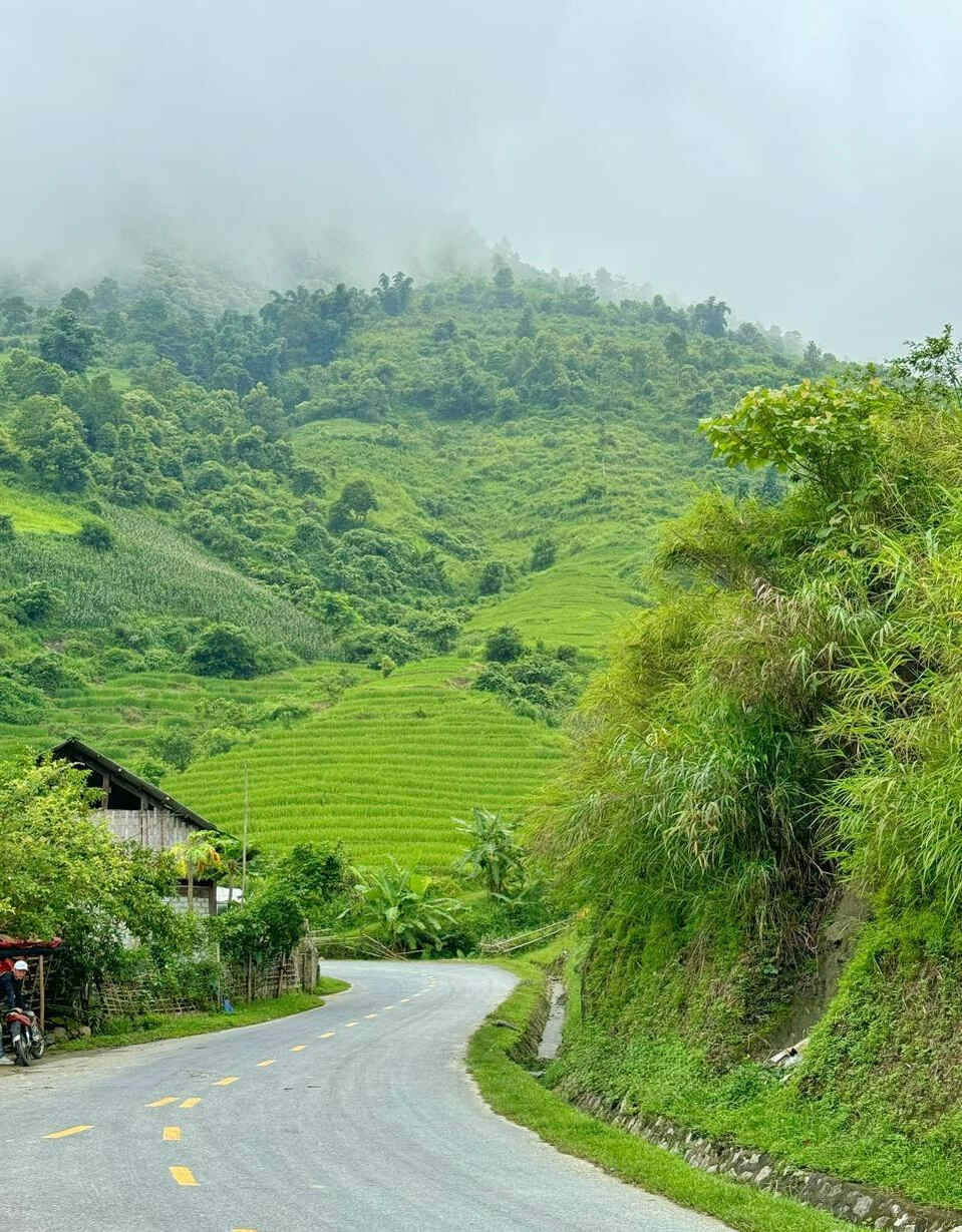 “Ngoài Tả Van, mình đã từng ngắm ruộng bậc thang ở Y Tý, Hoàng Su Phì... và thấy mỗi nơi đều có một cái đẹp riêng. Con người trên bản họ rất tình cảm, cảnh vật đẹp “miễn bàn” nên mình rất mê các cung Tây Bắc”, anh Đình chia sẻ.