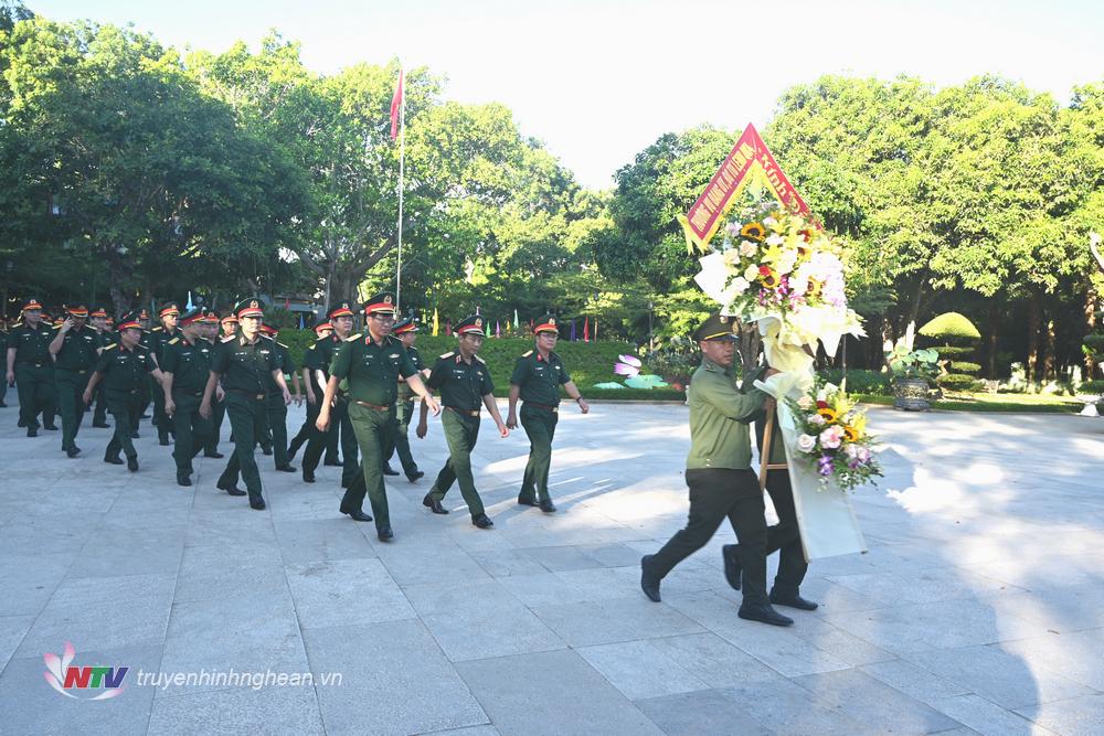 Bộ Tư lệnh Quân khu 4 tổ chức Lễ dâng hoa, dâng hương tưởng niệm Chủ tịch Hồ Chí Minh tại Khu di tích Quốc gia đặc biệt Kim Liên.