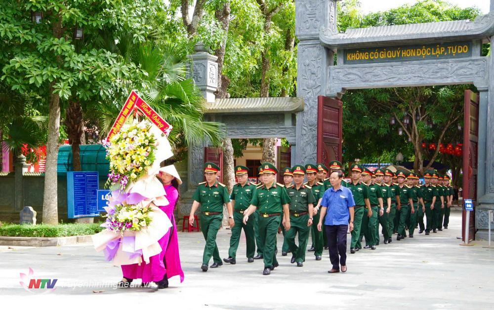 Đoàn công tác Bộ chỉ huy Quân sự tỉnh đến dâng hoa, dâng hương tại Khu Di tích Quốc Gia đặc biệt Kim Liên.